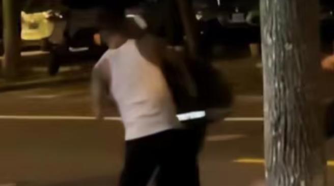 四川，一男子和朋友去娱乐会所消遣，正好碰到前女友，看着她还是风韵犹存就去调戏对方