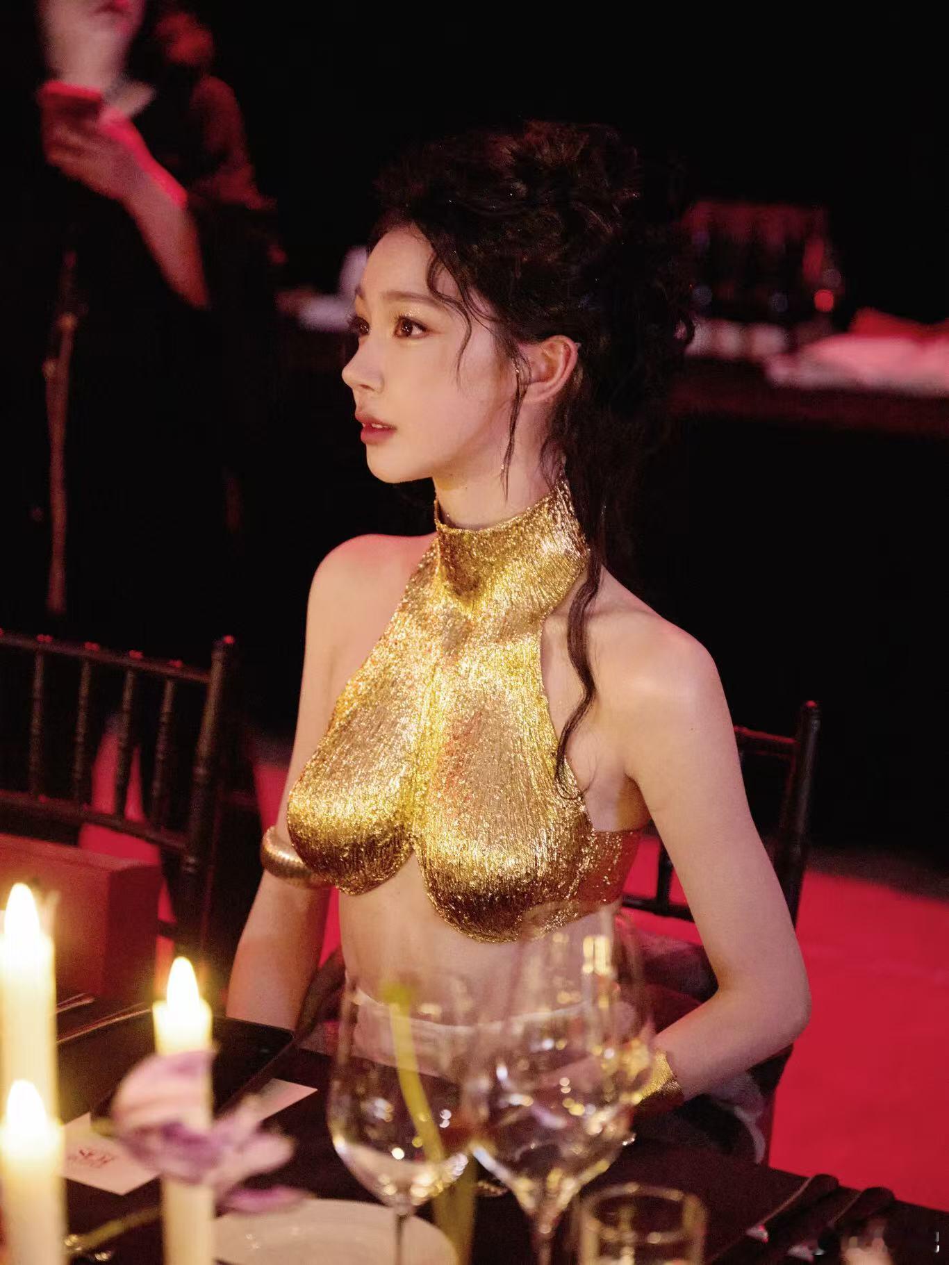 她真的好敢穿 也好会穿啊！ ​​​