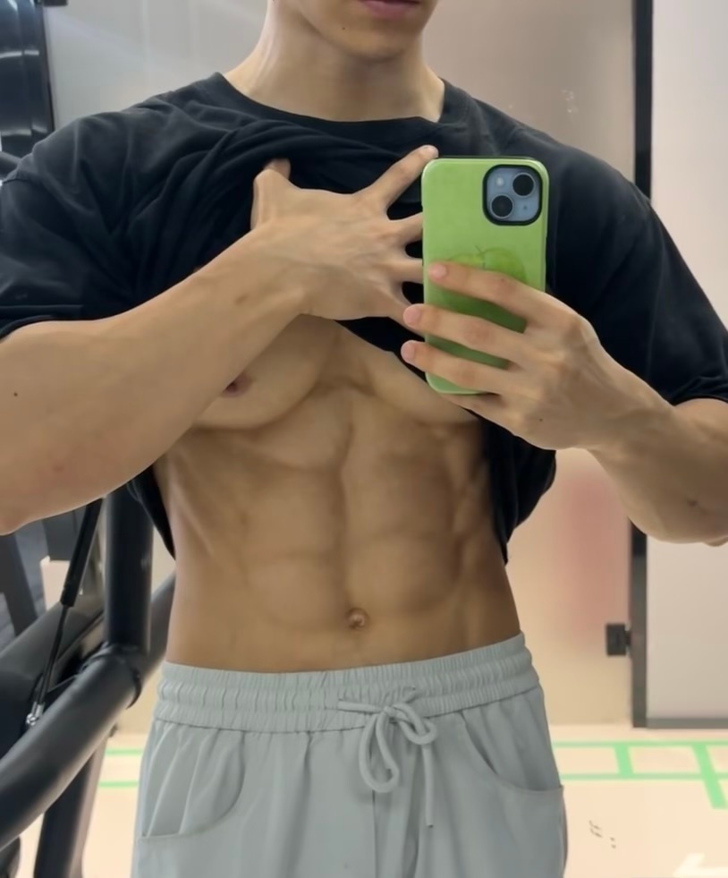 今天是假期最后一天了吧健身张宏涛[超话] ​​​