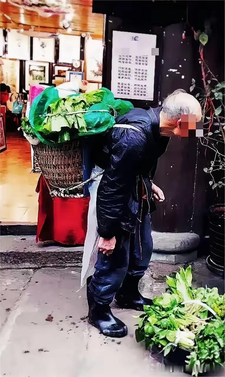 送出去的牛肉，能要钱吗？

大雨将至，郑州街头发生了这样一幕：一位卖菜大爷被餐馆