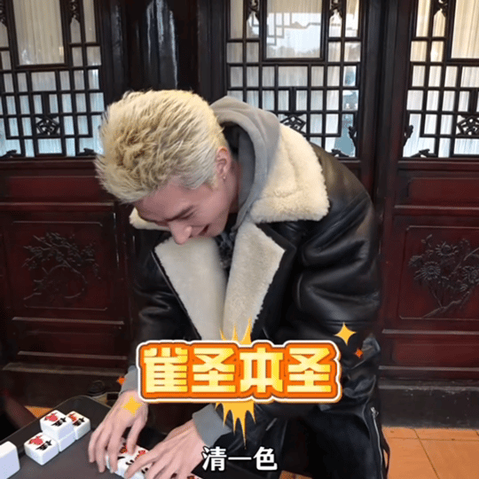 米卡爸爸带米卡逛相亲角 米卡和爸爸沉浸式体验中国文化，街头巷尾的小吃、传统习俗都