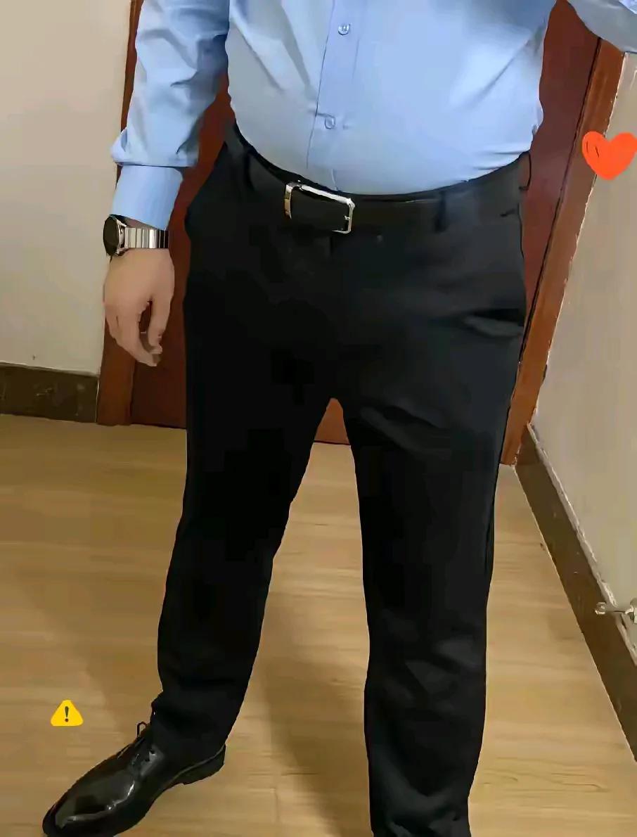 今天公园晨练，前面几个中年男人，啤酒肚挺得老高，裤管里的小腿却干瘪单薄。隔壁张叔