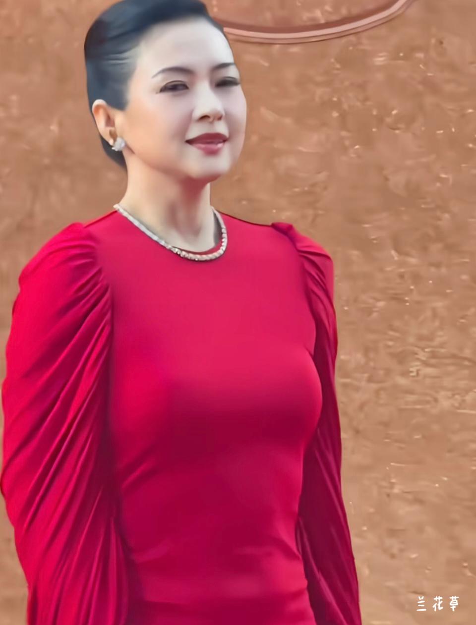 据说是为了拍片需要增肥20斤。
佩服她的敬业精神！
其实，这样胖点人变得圆润些，