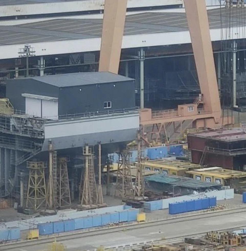 棚子都盖上了，看来老五是有点着急了。之前很多人说这是实验用的，不是建造模块，要这