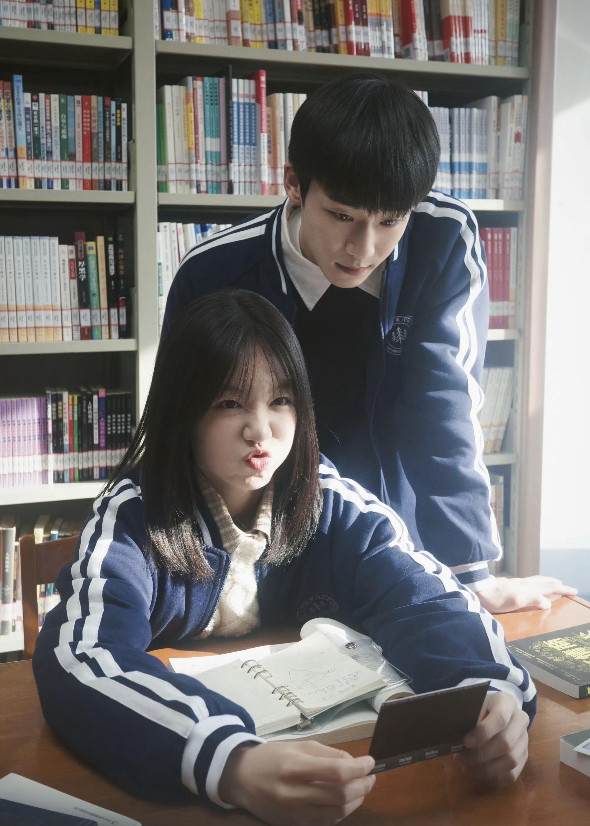 弹着琴唱你最爱的歌。