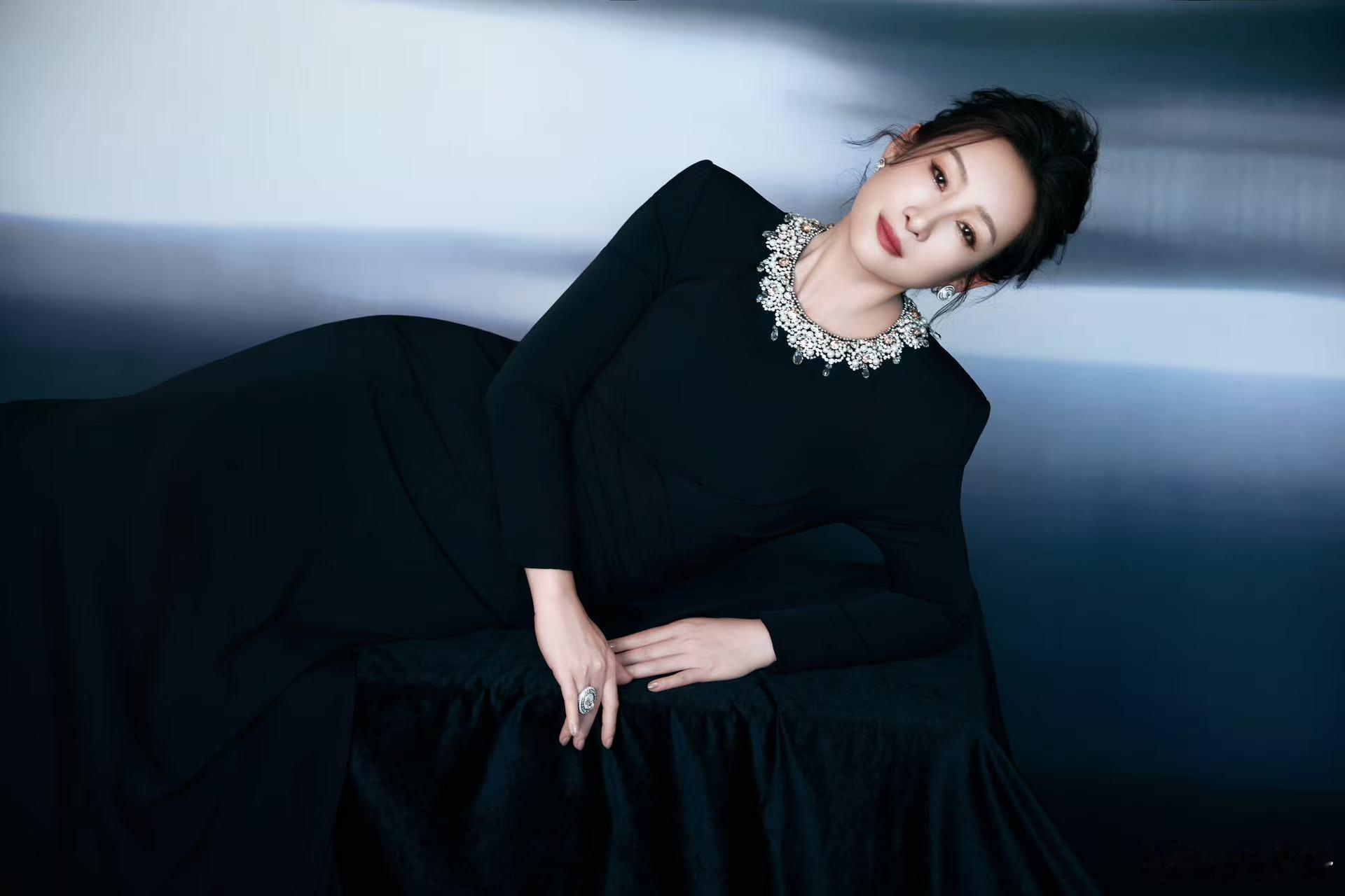 秦海璐 太平洋直角肩秦海璐一袭黑色长裙亮相微博视界大会，优雅自如，气定神闲。 ​