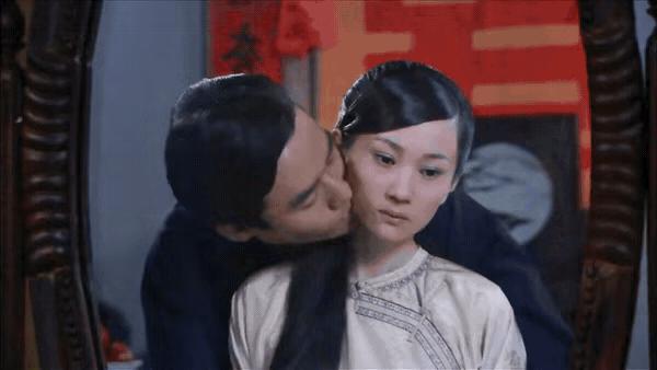 不怪这小伙子一脸无奈，换谁谁不是！[我想静静][我想静静][我想静静]