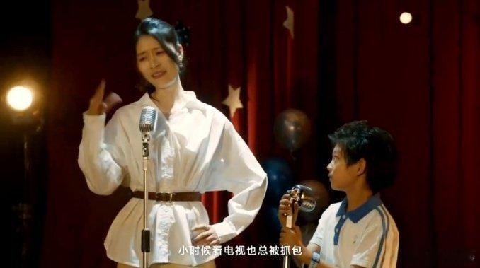 终于懂小时候父母摸电视的感受了原来这届娃侦察能力是祖传的 小时候觉得爸妈摸电视后