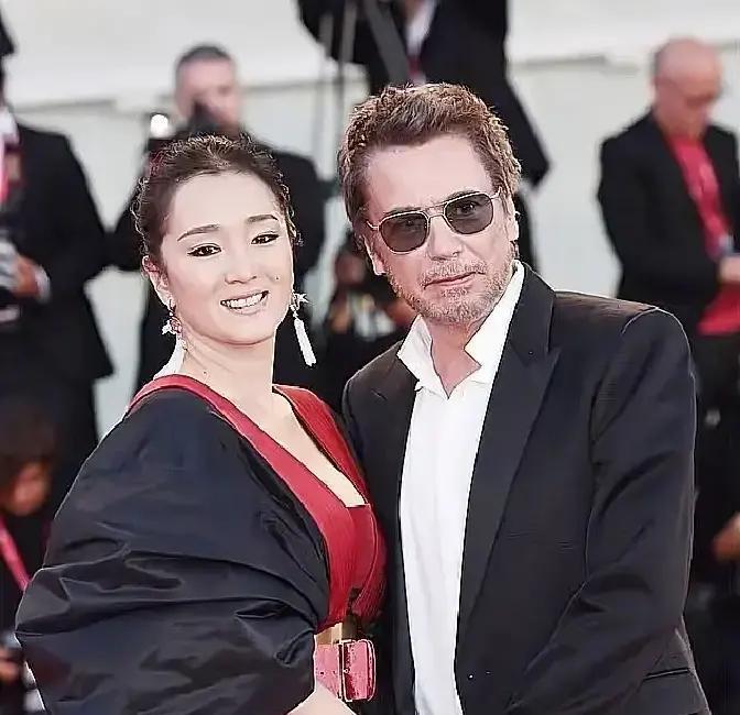 巩俐牵着77岁法国老公逛北京胡同，网友直呼“像奶奶带爷爷遛弯”。
 
没娃、没保