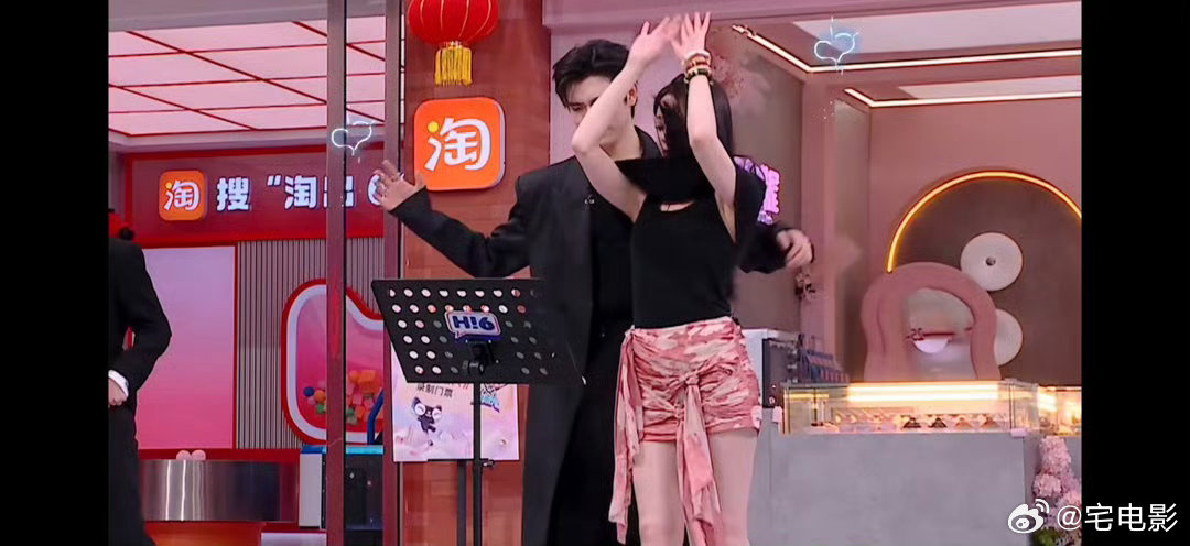 陈飞宇很忙但不知道在忙什么陈飞宇跳舞主打一个手忙脚乱你好星期六明明动作忙个不停，