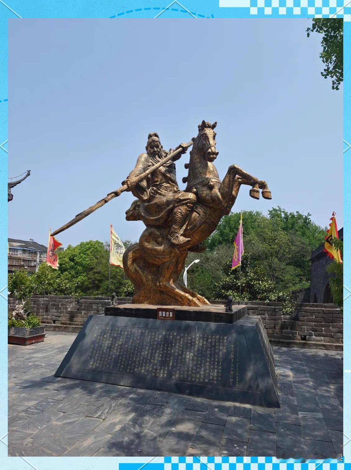 荆州关羽祠里头那尊耍大刀的关公雕塑，早先根本不在这儿，是从金凤水厂挪过来的。现在