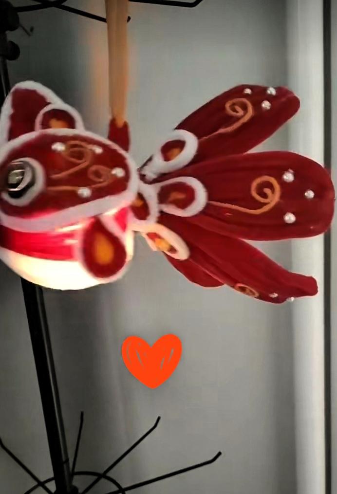 快看这只红锦鲤灯笼！🐟 红通通的身子，尾巴上还带着卷卷的花纹和亮晶晶的小珠子！