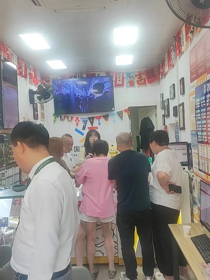 一场不看，比分招猜？
一个世界杯，给体彩战带来了多少生意？
猜猜猜，就是中国球迷