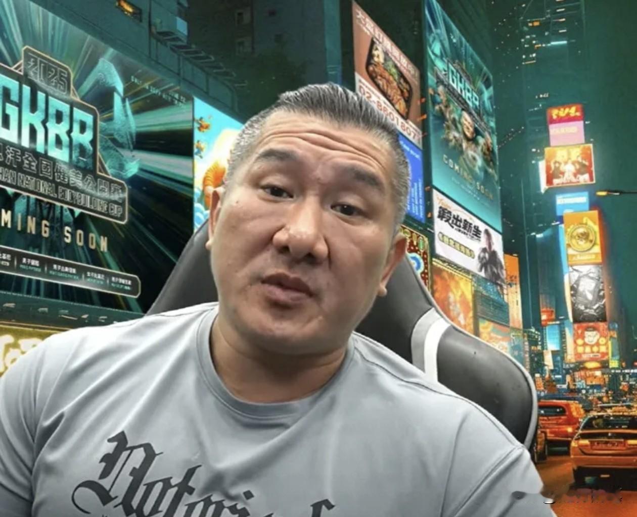 馆长在直播中疯狂的不点名的开骂黄智贤“傻×”。

坦白说，馆长骂黄智贤也是很让他