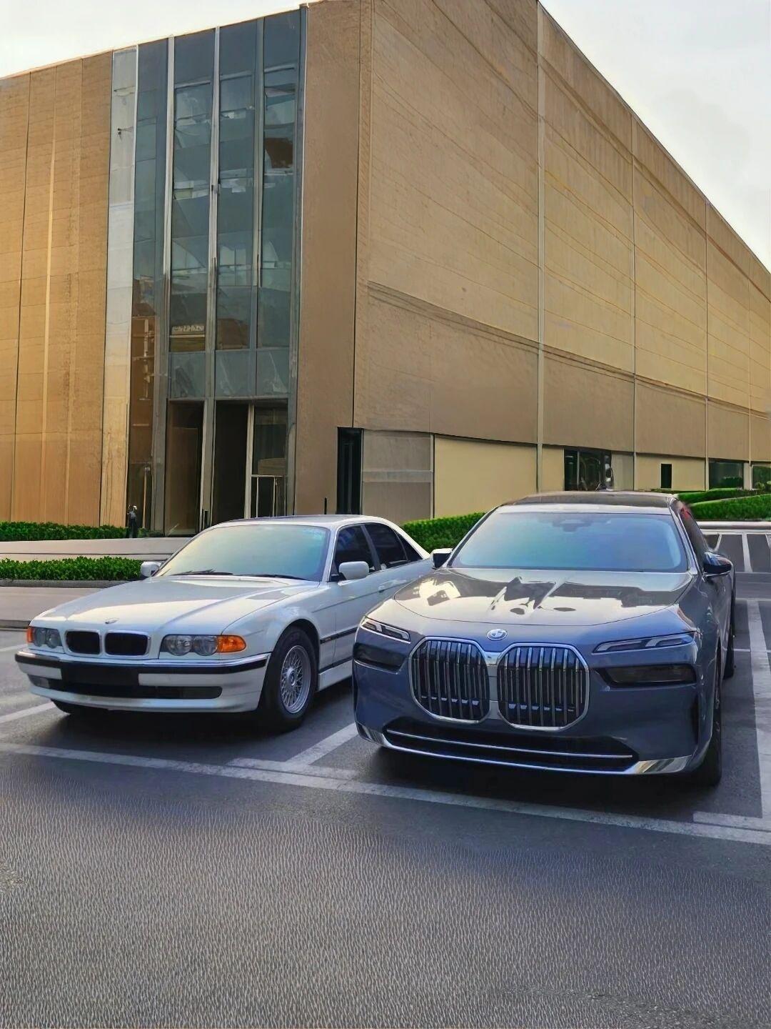 宝马7系“爷孙同框”：父辈经典遇上未来旗舰左边是90年代的“情怀担当”E38，四