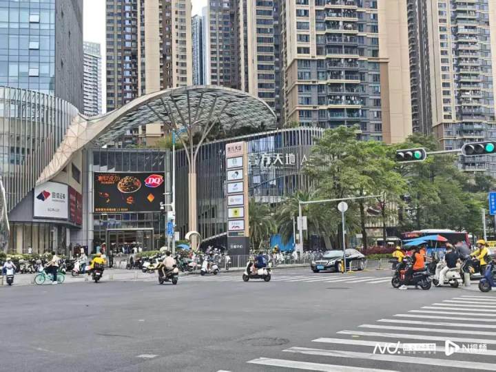 深圳一楼盘开盘遭“哄抢”，保安对人群喷洒辣椒水，当地住建局通报：约谈涉事企业，责令立即采取整改措施，