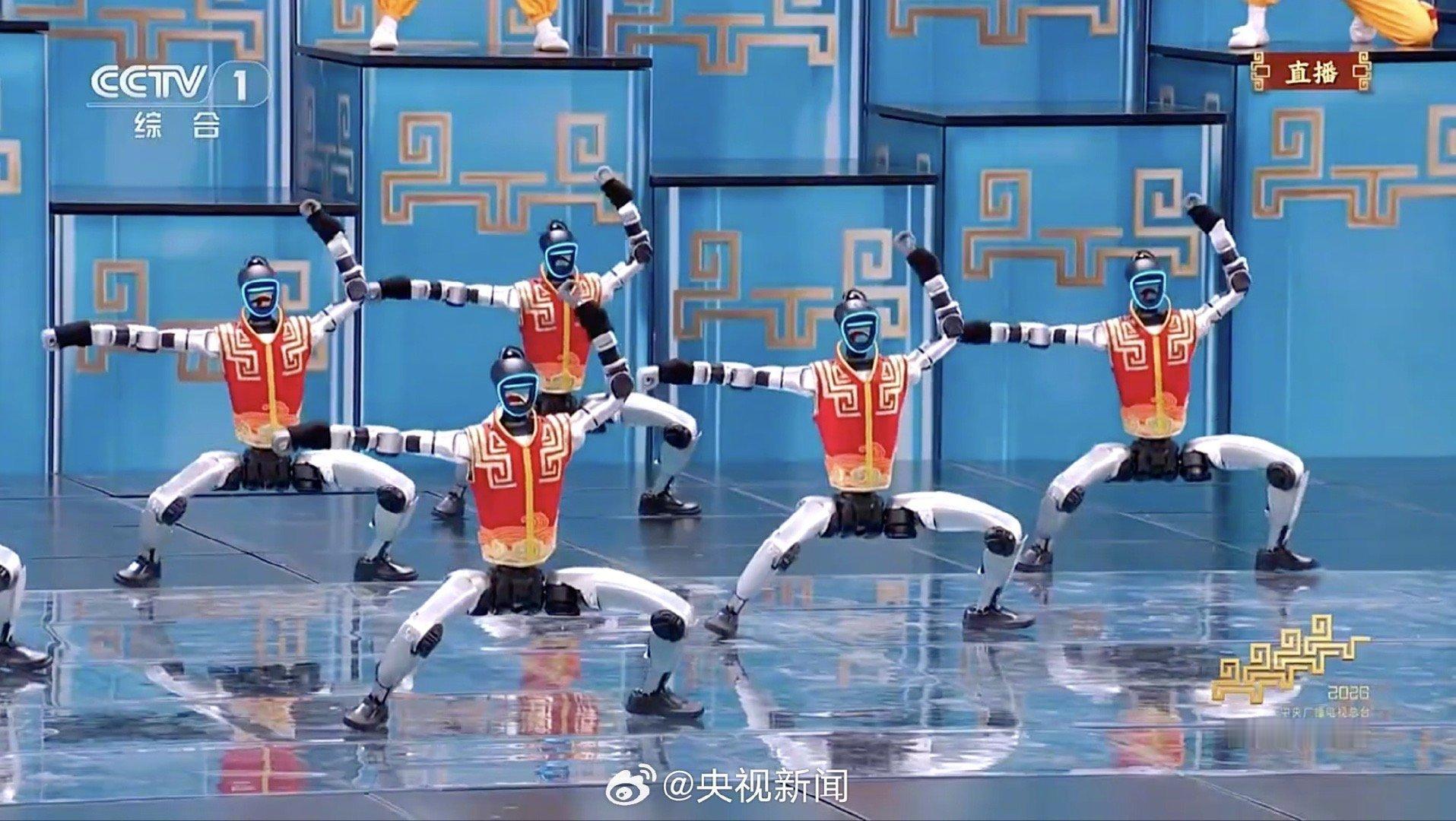 中国机器人进化开倍速了春晚  初代机器人……蔡明！今天看到的这个宇树机器人牛啊，