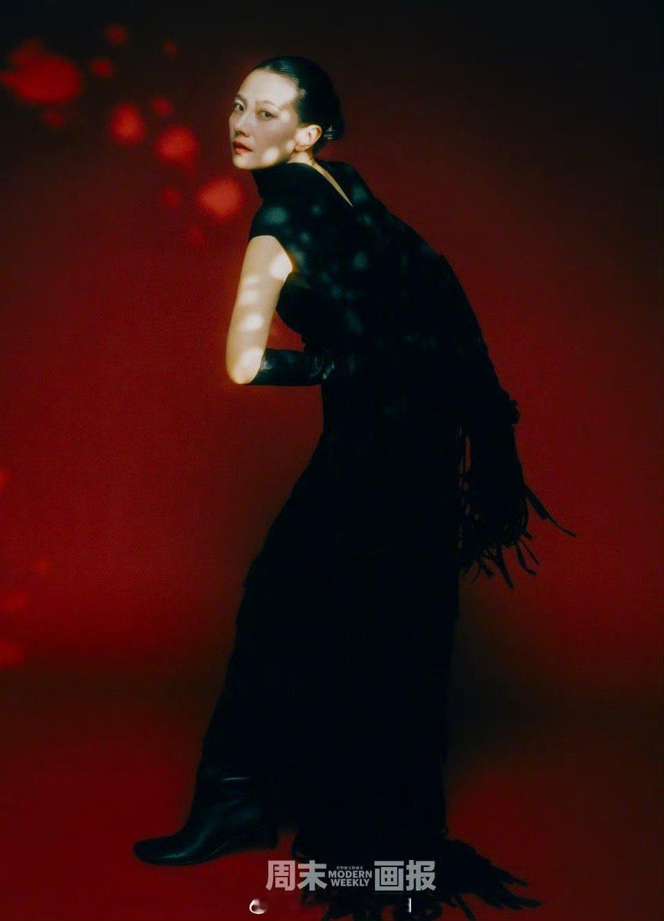 高圆圆拍杂志脚麻也要保持优雅 高圆圆的敬业和时尚感双在线！周末画报大片里脚麻仍坚