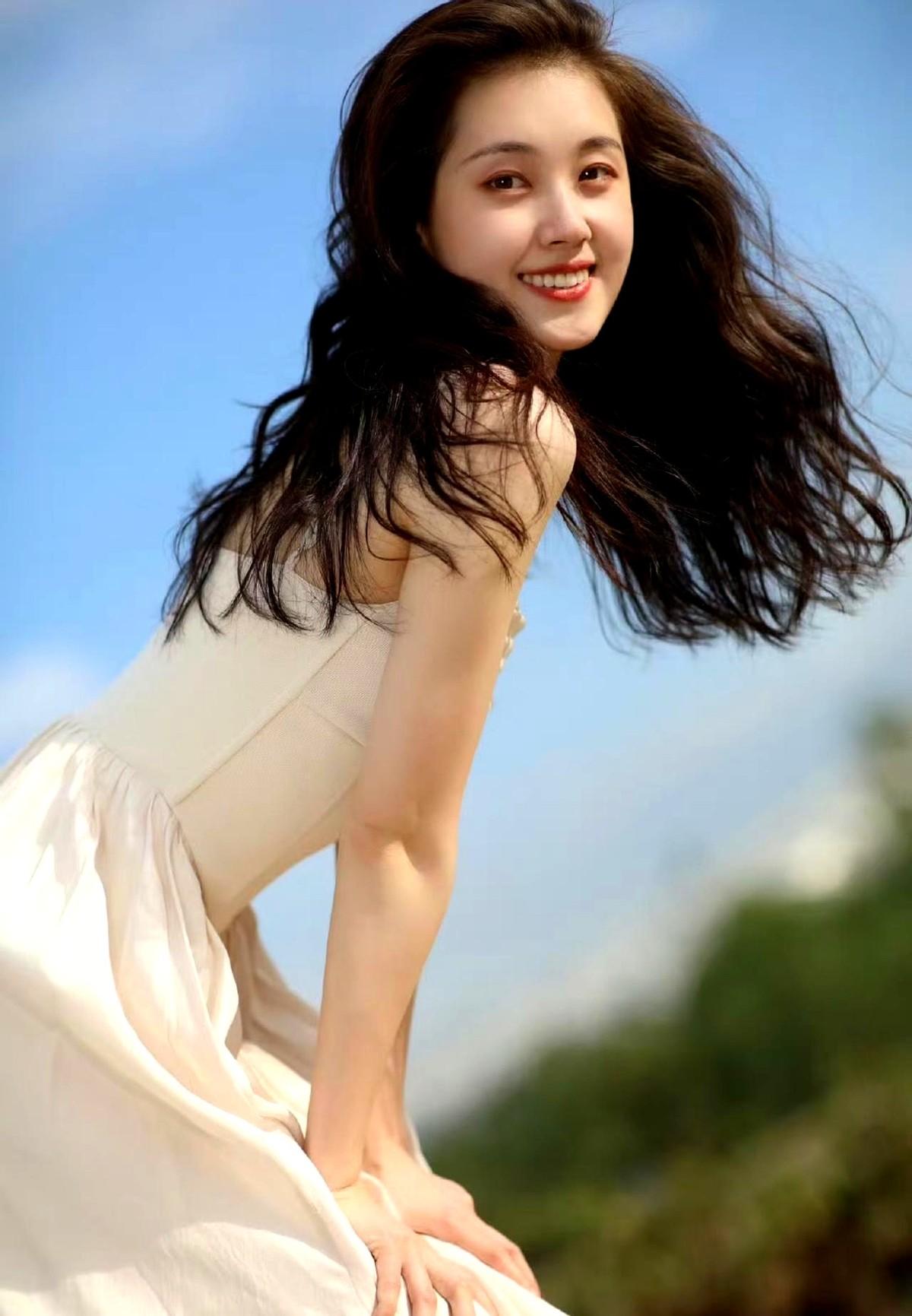 谁能想到，靠一条“三穿定制裙”上热搜的郭宇欣，现在要在民国剧里演反派了？

去年