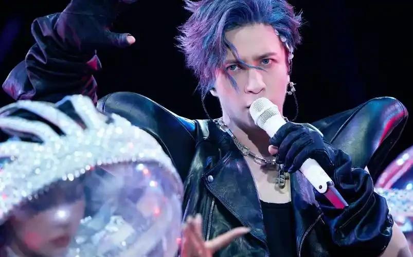 七年遭雪藏封杀，八年被群嘲奚落，薛之谦却始终以音乐为骨、以真诚为魂。他敢在镜头前