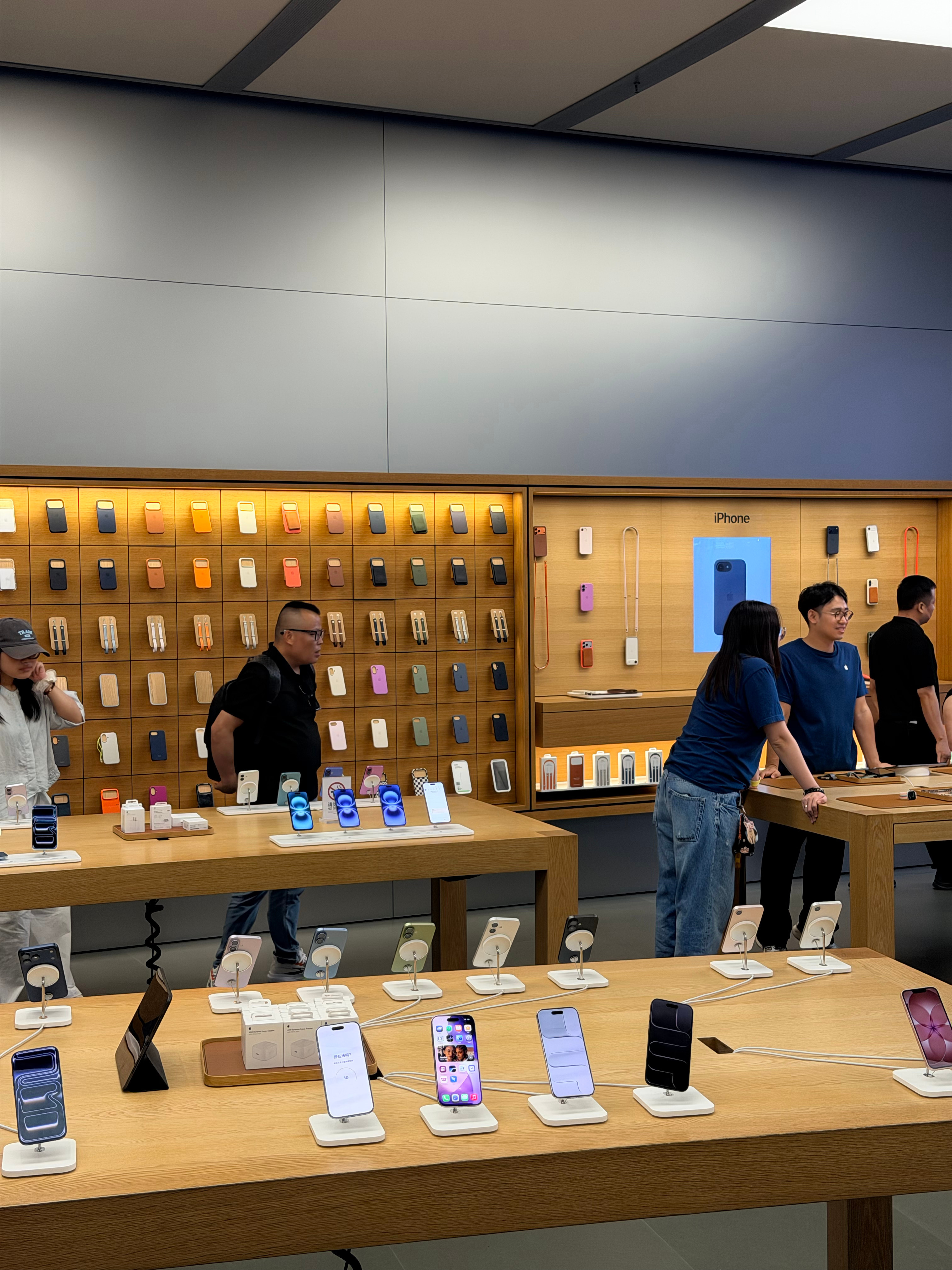 来逛Apple Store，然后看到了图2，随之一个小朋友刚好路过，大声的念了出