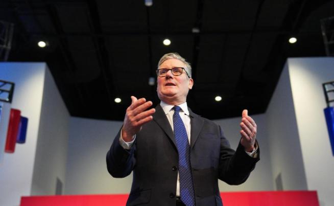 斯塔默还是被激“怒”了，他在离开中国之前，在社交媒体上发了一篇严厉的小作文，打算