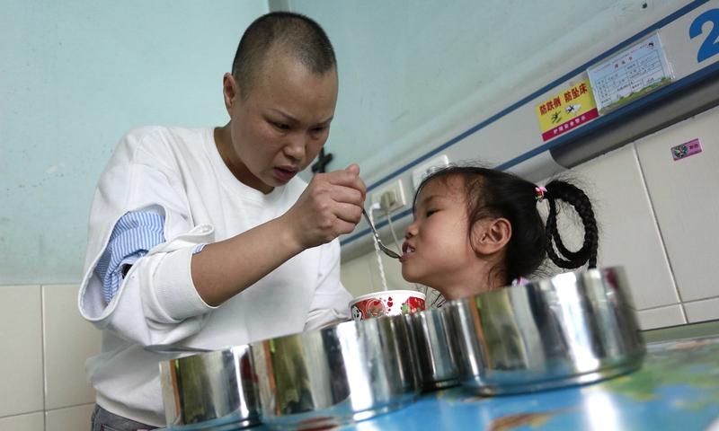 江西丰城中医院的女护士患癌请病假难事件，真让人又气又心疼。这护士在 ICU 工作