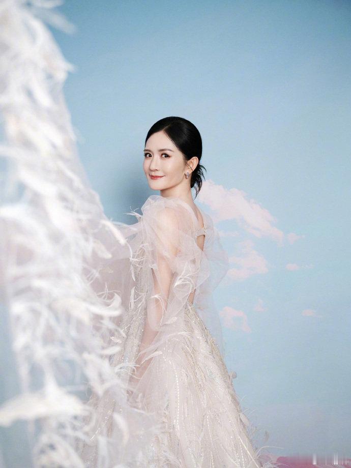 谢娜谢娜主持谁还没被谢娜的主持折服！大气端庄范儿，越来越有央视严选那股正味儿，太