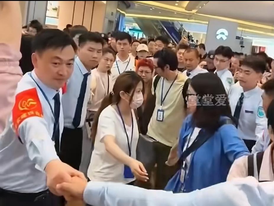 一大群人围绕保护着，还以为是谁呢，原来是大明星韩红。