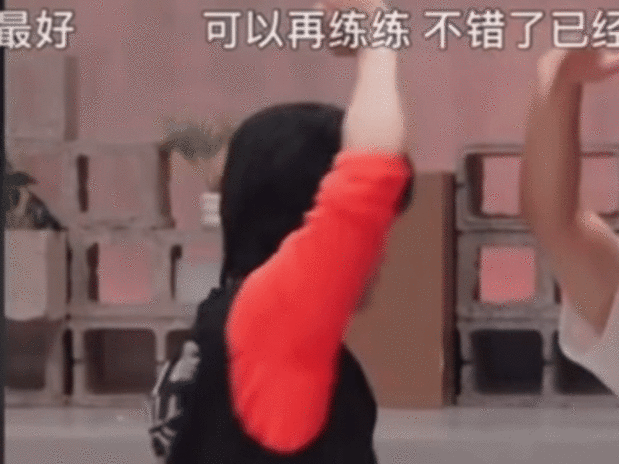 王赫野舞蹈少跳点披荆斩棘王赫野唱歌是实力派，跳舞属于快乐喜剧人，两种风格切换好有