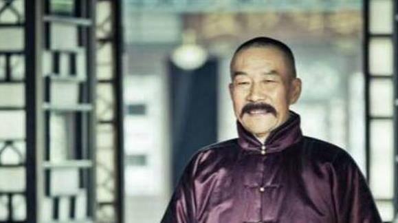 1920年，身穿便服的张作霖巡视完师部打算回府，刚走到府外就被士兵拦下，张作霖大