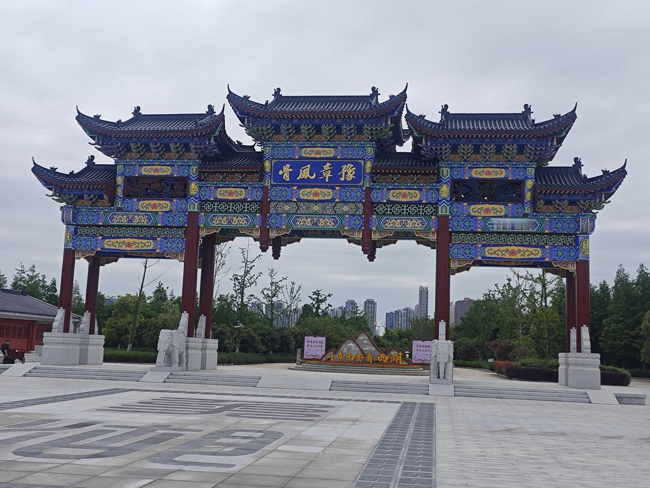 南昌自号“中国水都”，主要是因湖泊众多，有“一江十河串百湖”之称，甚至6个行政区