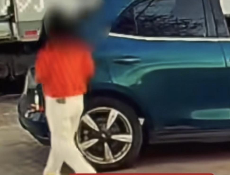 女子买海鲜不给钱，还抱走摊主价值1.28万的宠物狗，事后她拒不承认还拒接电话，难