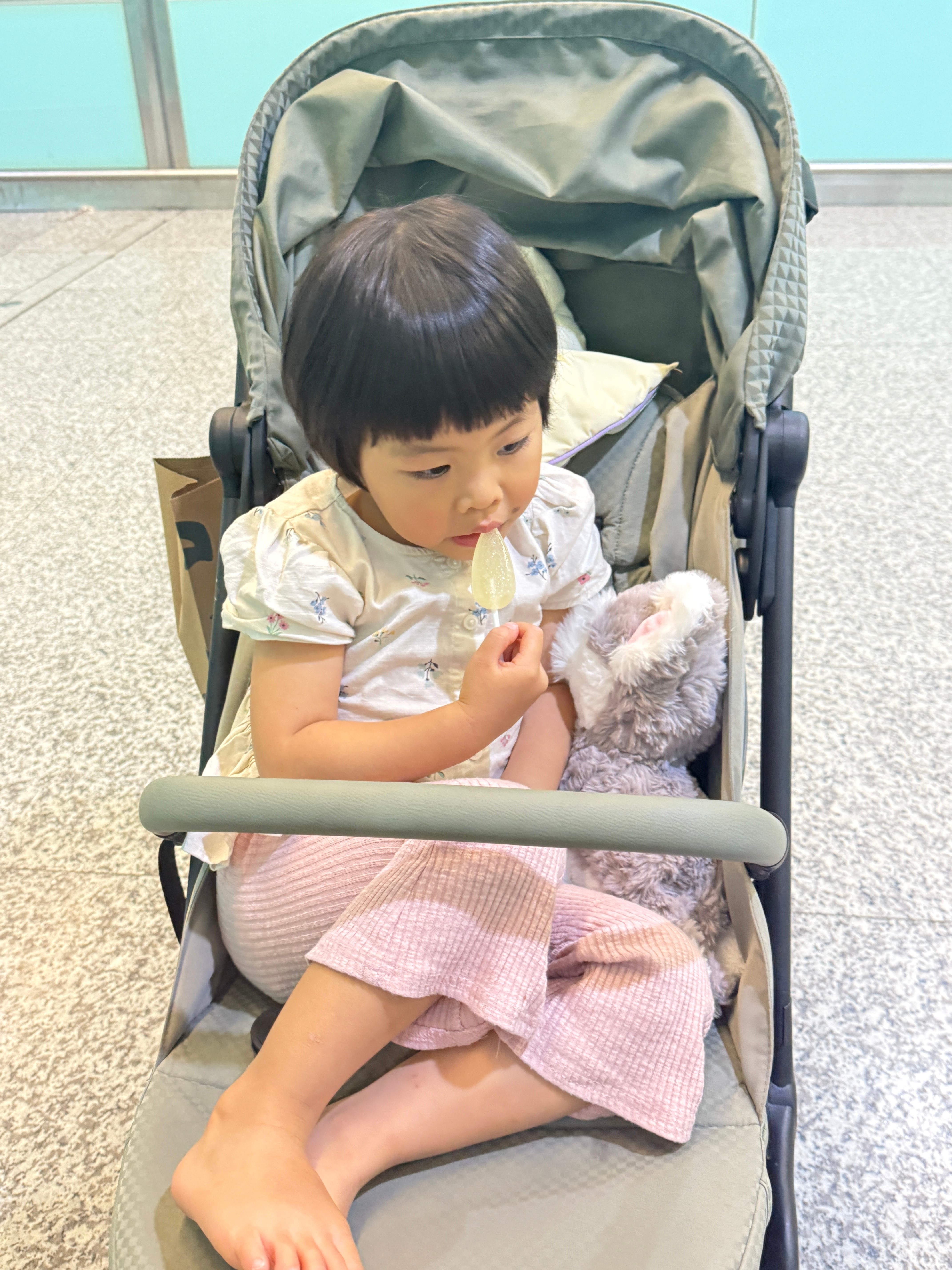 过安检，人多到爆炸球在我前面安检球跟安检阿姨说了句什么，阿姨没听清，凑近球问她什