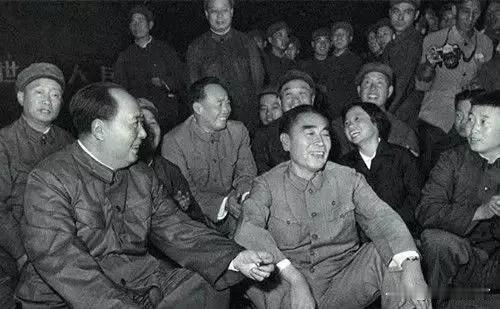 革命战友相聚一堂，众人席地而坐。毛主席与周总理促膝闲谈，谈笑从容。褪去平日工作的