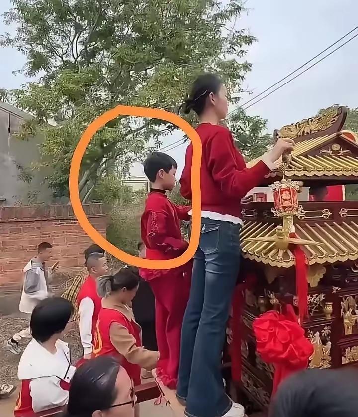 网友质疑官方通报：

二十一世纪都过了四分之一了，移动互联网如此发达，妈祖巡游现