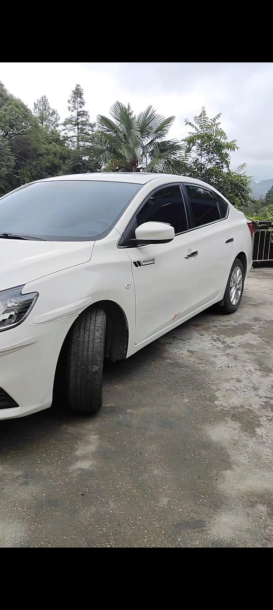 昨天晚上开车回来
熄火下车关门锁车
就这样停了一夜
今天早上起来一看方向盘没回正