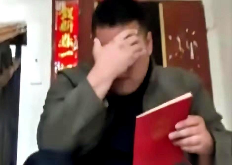 四川成都的杨东，花光了北漂十几年的全部积蓄，终于抢到一套146平的法拍房。
拿到