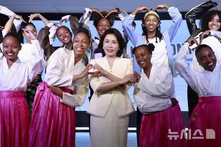 李在明的夫人与非洲女子在一起，肤白是她的优势，这让将近六十岁的她看起来比大部分年