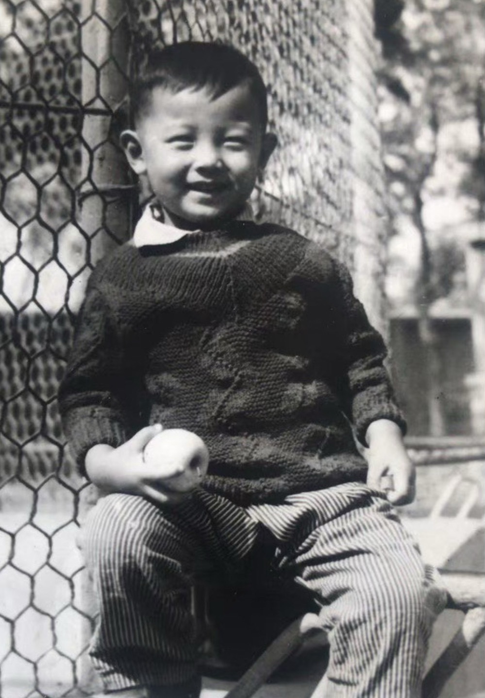 今天是老酱的生日，照片里这个小男孩儿现在已经51周岁了，深深的感到，人的一生真的