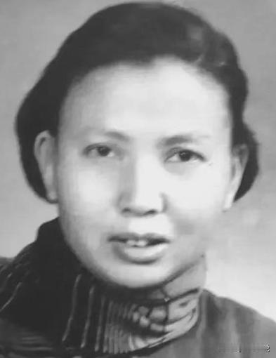1941年，“双枪老太婆”莫林被俘，眼看就要被活埋。敌人问她：“你认识莫林吗？”
