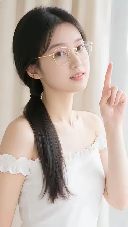 一位大美女私底下说过一句大实话：
“女人的快乐，说白了就是被撩。嘴上说着‘别闹’
