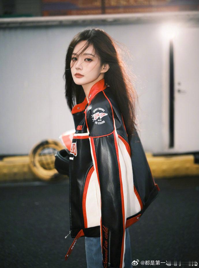 李一桐真的很机车李一桐机车服 一身机车服的李一桐，又 A 又酷，“机车” 属性拉