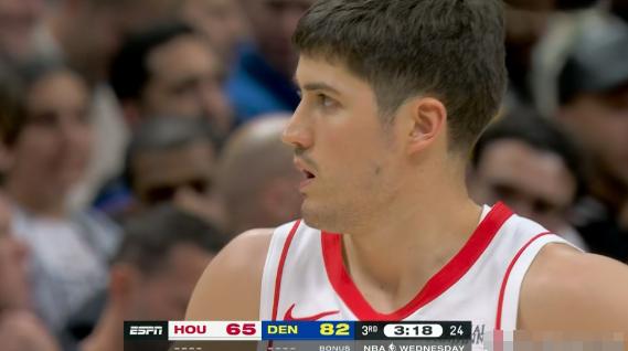 火箭新星谢波德真是让人彻底的无语了！在昨天火箭客场以93：129惨败于掘金的比赛