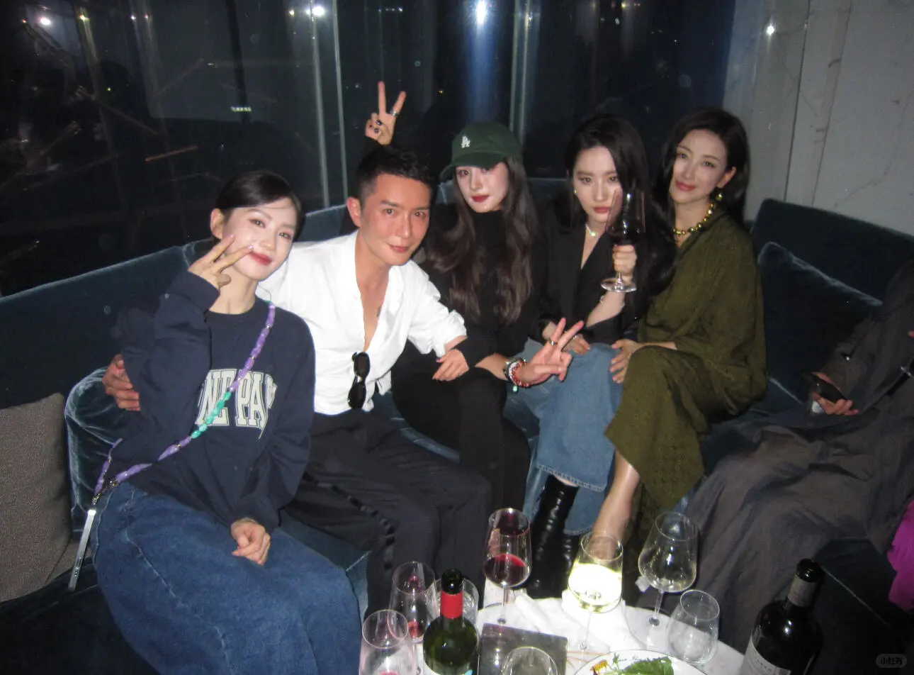 Vogue最新明星合影照，幂这是喝微醺了吗？