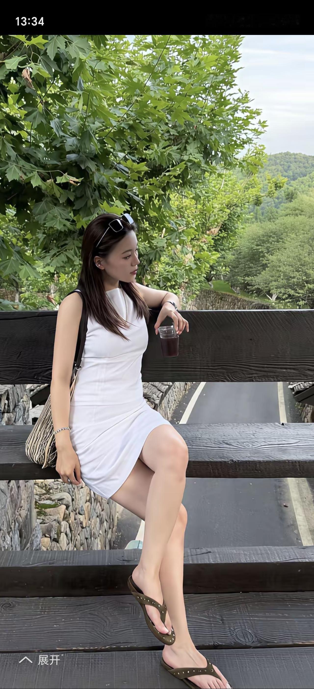 一位美女在户外享受饮料。