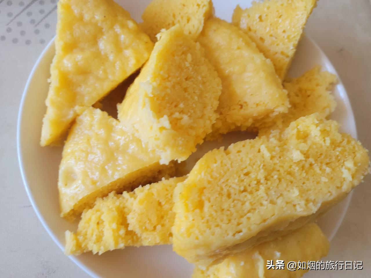 外甥女十一点半放学，十一点五十到家。我先把凉菜提前备好，给自己蒸了一锅玉米面发糕