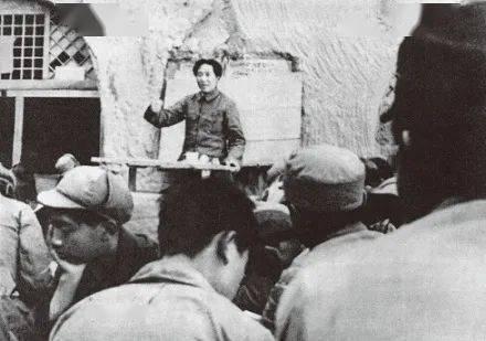 毛年谱  1936年11月22日毛泽东在中国文艺协会成立大会上发表演讲资料图：1