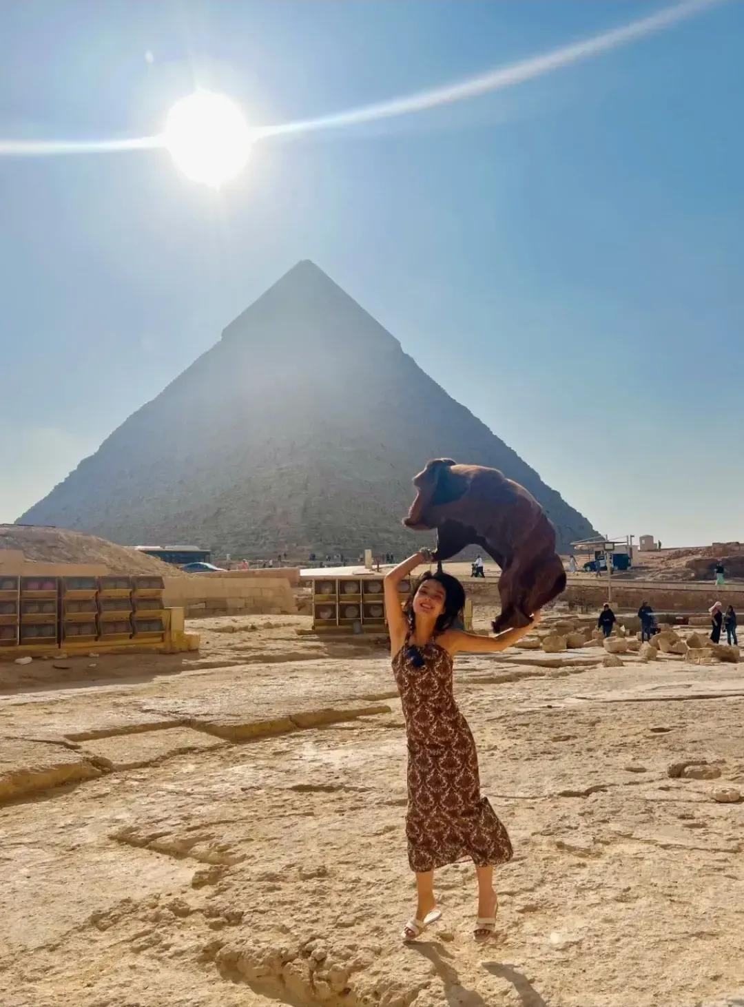女同事去埃及旅游时发的朋友圈，她干嘛在金字塔底下举头野猪？