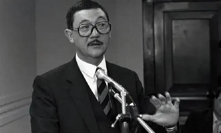 1979年，台北松山机场，蒋经国次子蒋孝武拿着手枪，死死顶住“国安局”局长王永澍